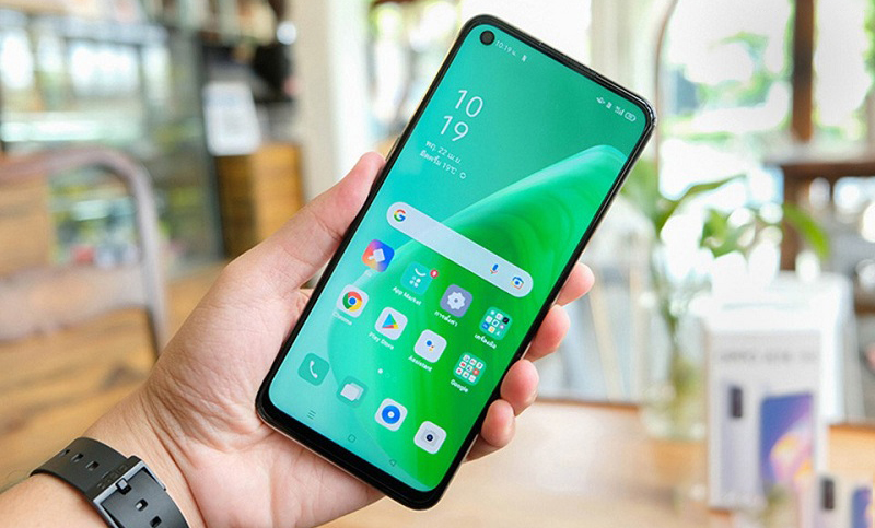 Máy có thiết kế tinh tế, màn hình 90 Hz mượt mà và cụm camera làm đẹp AI