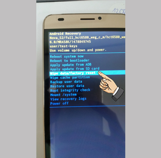 Bước 2: Chọn Wipe data/factory reset.Lưu ý: Dùng phím AL tăng giảm để di chuyển, phím Nguồn để chọn.