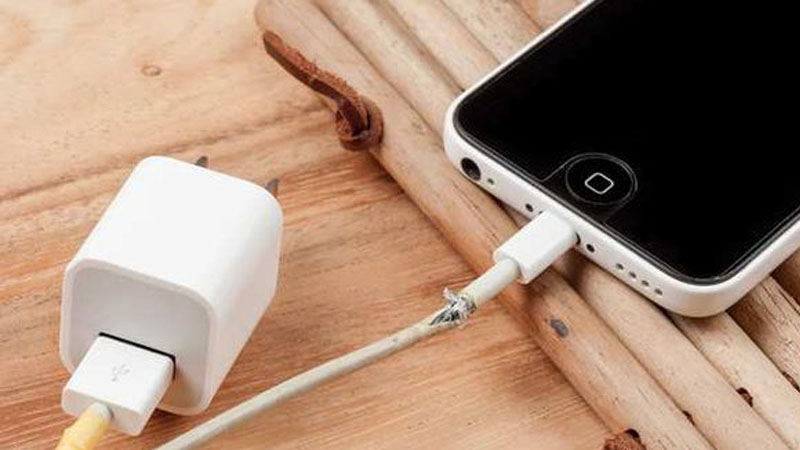 Thay củ sạc, cáp sạc mới khi có dấu hiệu hư hỏng