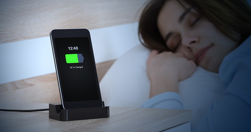 Không nên sạc pin iPhone qua đêm 